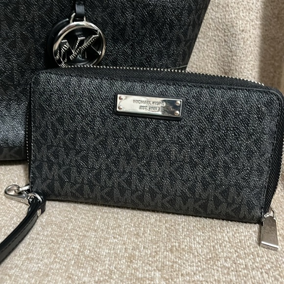 Michael Kors Jet Set Handbag and wallet - Picture 2 of 8